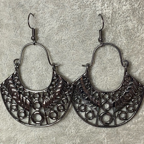 E177 ❤️ Indigenous Idol – Black Gunmetal – Earrings - Picture 4 of 8